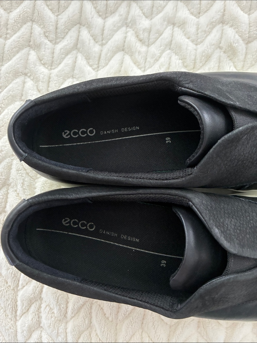 Ecco Black Leather Slip-On Loafers with White Sole Size 39 (8.5) - Picture 2 of 7